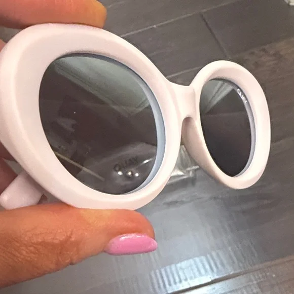 Quay Sunglasses Pink Round Mirror - Picture 2 of 8